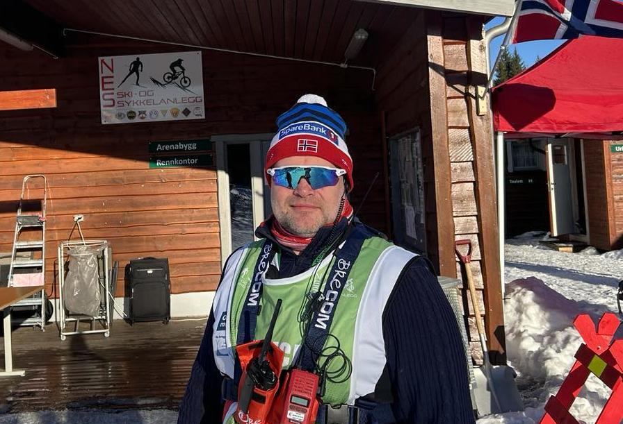 Vegar Johansen foran skibua på Nes