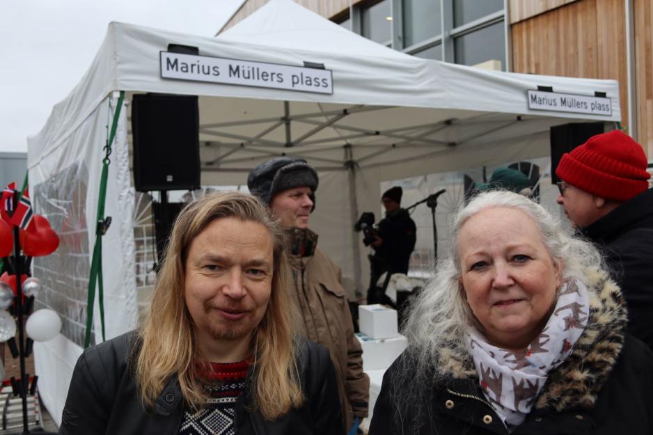 Vegard Lovå og Trude Lines på avdukingen av Marius Müllers plass 