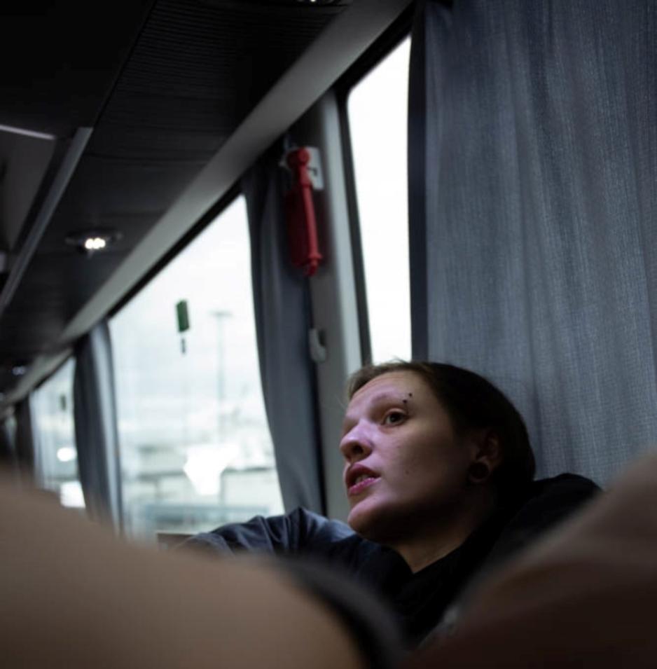 Veronica Vasylyvna Hrodzitska i bussen på vei til Norge