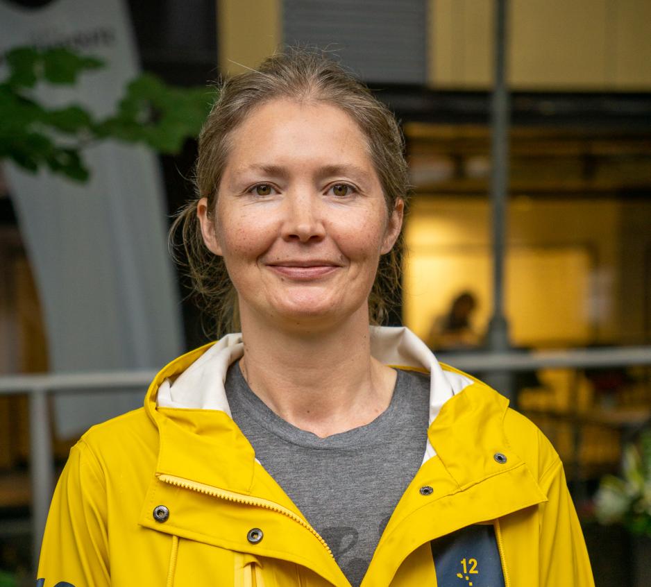 Portrett av Vibeke Eriksen i gul regnjakke