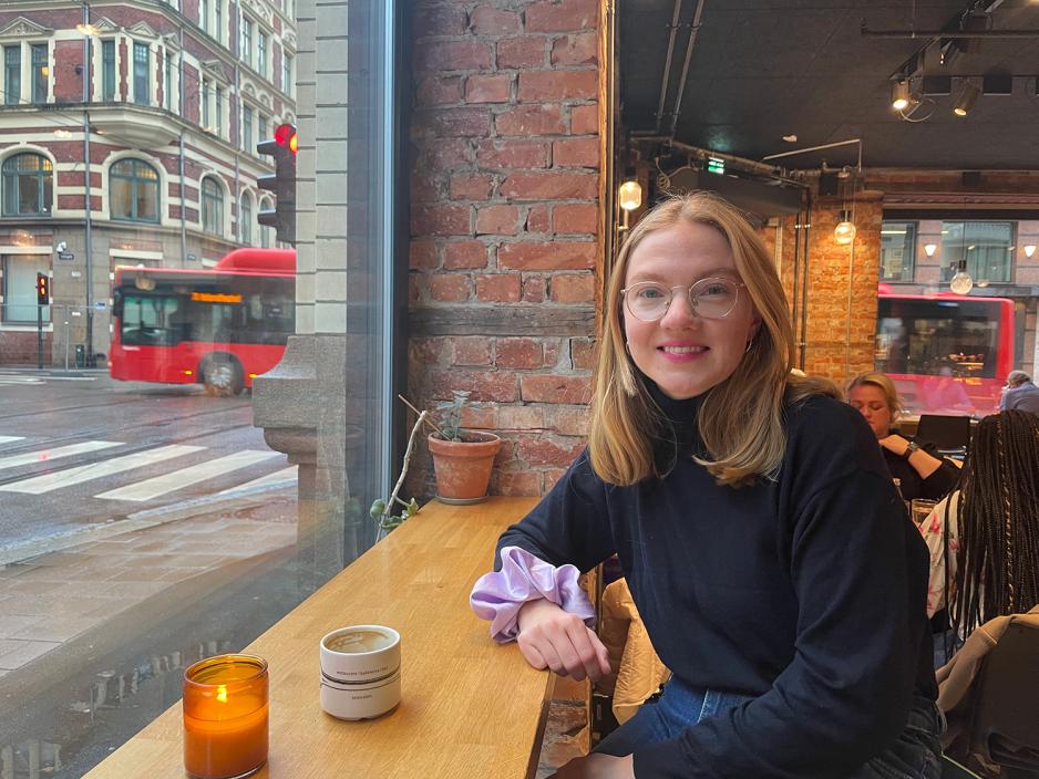 Victoria Øverby Steinland sitter på kafe