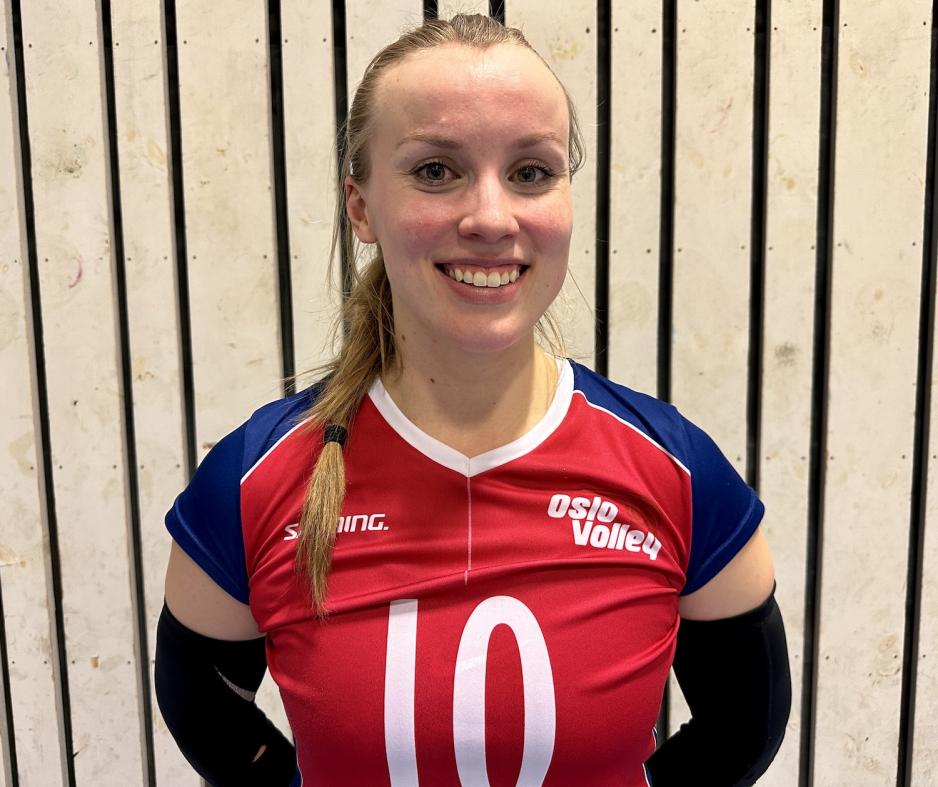 En smilende ung dame etter å ha vunnet en volleyballkamp