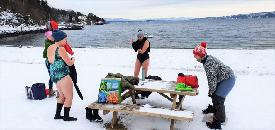 Vinterbaderne kler av seg før de skal ut i det kalde vannet.