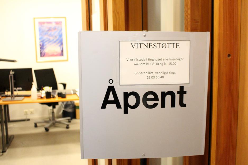 Skilt utenfor røde kors vitnestøtte sitt kontor på tinghuset hvor det står åpningstider