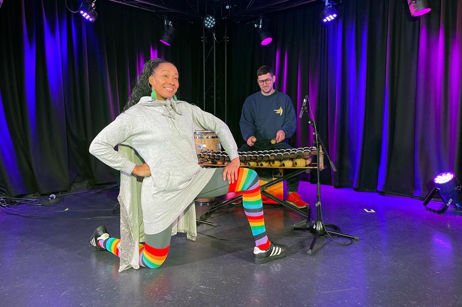 Bildet viser Maria Lotus Karlsen og Xander Crook som holder barneforestilling på Popsenteret.