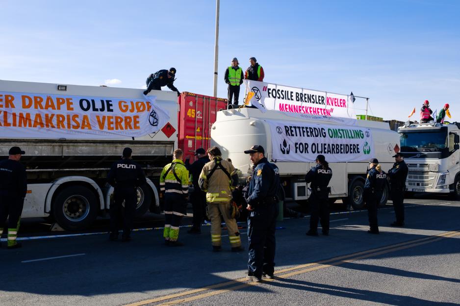 Politiet river ned et banner fra siden av en tankbil.