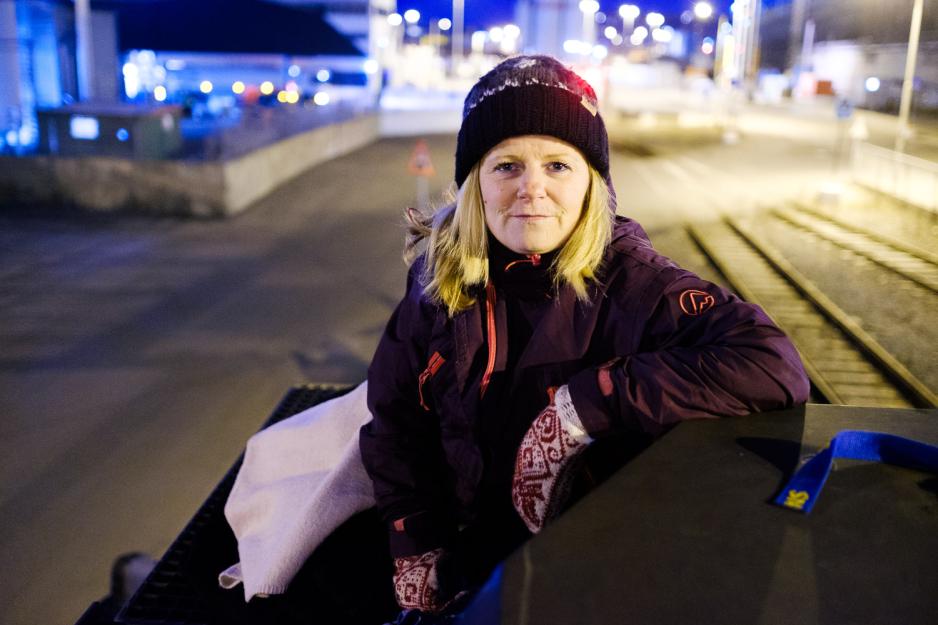 Kristine Stockinger sitter oppå en tankvogn med flybensin.