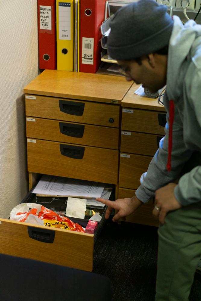 Adeel viser frem skuffen på kontoret sitt fylt med førstehjelpsartikler, kjærlighet på pinne, covid-tester, gnagsårplaster og tamponger. 