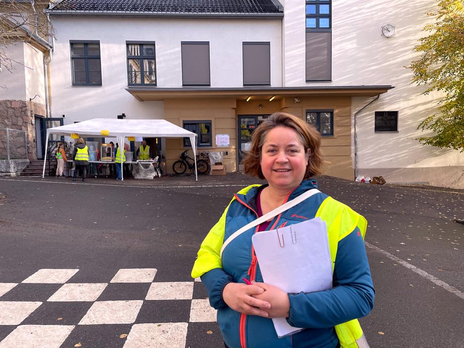 Yngvil Margrete Bortne (51) venter spent før åpningen av loppemarkedet på Løren skole. Foto