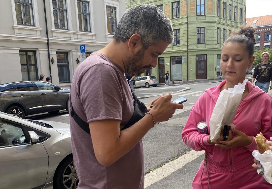 Yosef Hadoui hilser på en fan. 