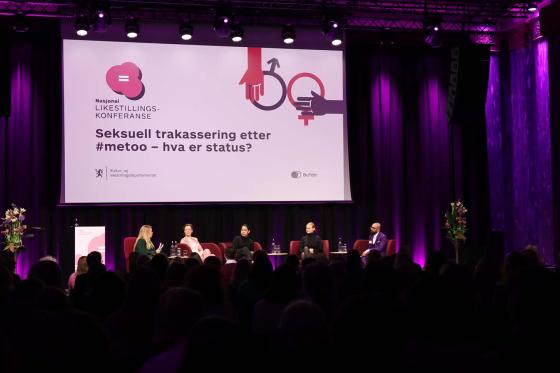 Fullsatt sal på sentralen under årets likestillingskonferanse. I panelet satt (fra høyre): Ashan Nishantha (direktør for Diskrimineringsnemnda), Sofie Frøysaa (#metoo-aktivist, lærer og komiker), Camara Lundestad Joof (dramatiker og forfatter) og Anette T