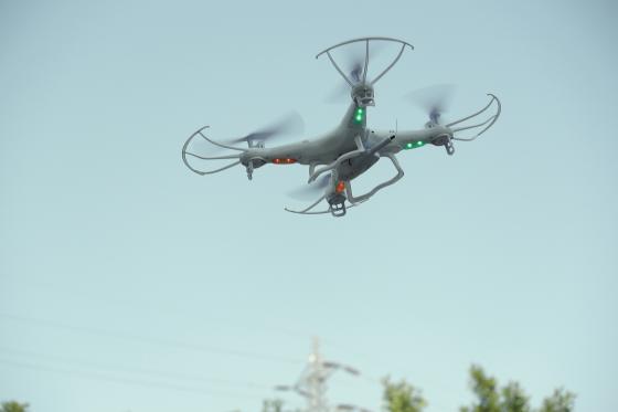 drone flyging blå himmel 