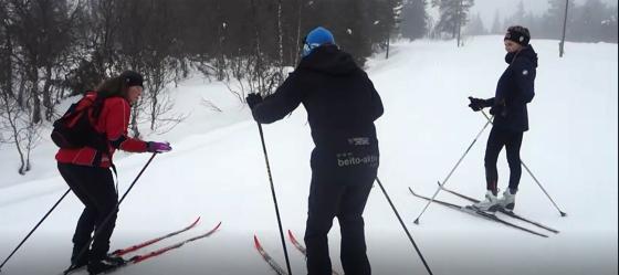 Skikursdeltagere får teknikktips av skiinstruktøren på Beitostølen skistadion