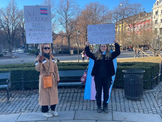 demonstranter holder oppe skilt som viser uenighet 