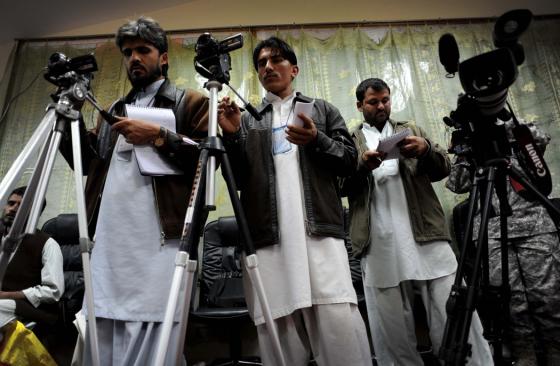 Afghanske journalister på en pressekonferanse i Kabul. 