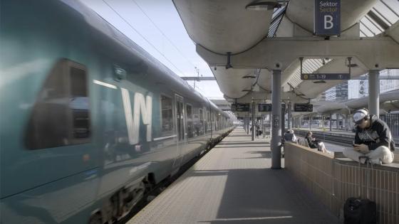 Et tog suser forbi plattformen