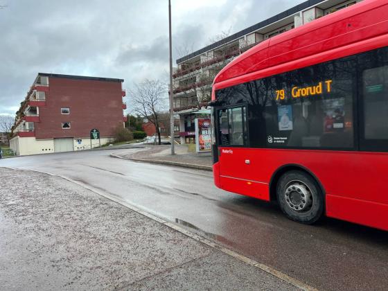 Her stopper bussen på Lindeberg T bussholdeplass, rett ved senteret og T-banestasjonen