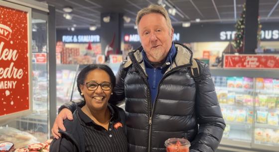 Bilde av lokalkjendisen Senait Hailemariam med en kunde