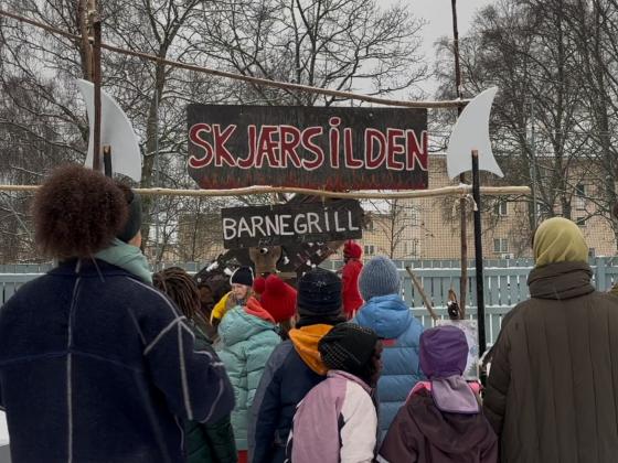 Barn som venter i kø på karusell.