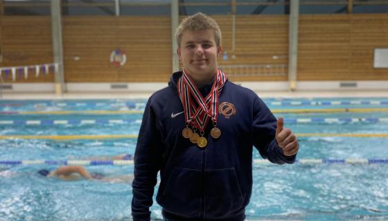 Max Bernes viser medaljene fra NM 