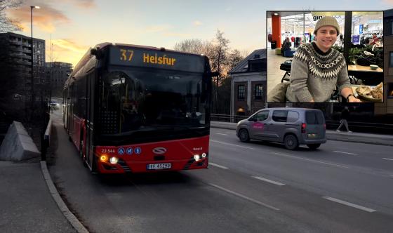 Bilde av en rutebuss, med et innlimt bilde av en smilende mann øverst i høyre hjørne.