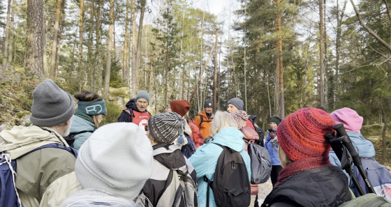 En gruppe mennesker i skogen