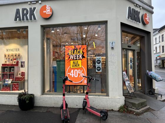 Bilde av butikkvinduet til bokhandelen Ark på Grunerløkka. I vinduet er en oransje plakat hvor det står "Black Week -40%"