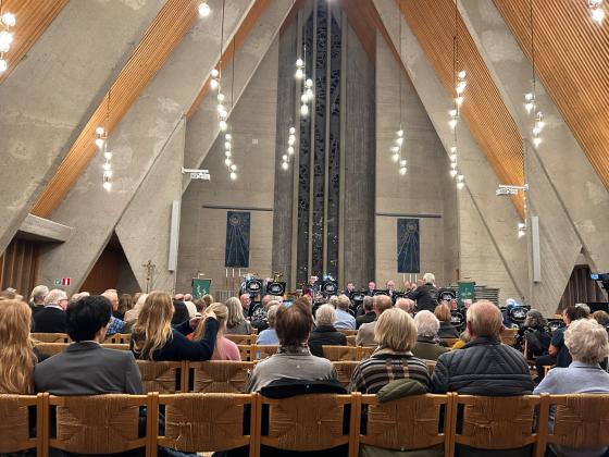 Manglerud kirke er en trekantet kirke med god akustikk. Her holder Promenadeorkesteret jubileumskonsert til fullsatt sal.