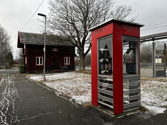 Åstedet: Telefonkiosken ved Kjelsås stasjon. Foto: Per Sekse Eggen.