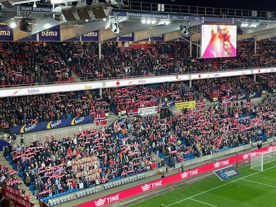 Bilde av tribune full av norske fotballfans på Ullevål stadion