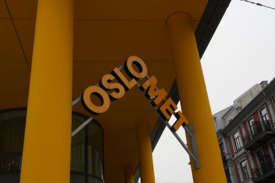 Gul OsloMet logo med to gule stolper på hver sin side.