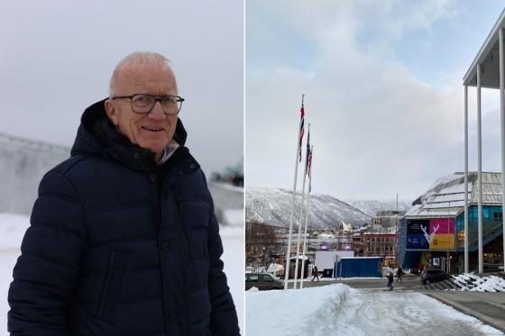 Mannlig turist og Tromsø by.