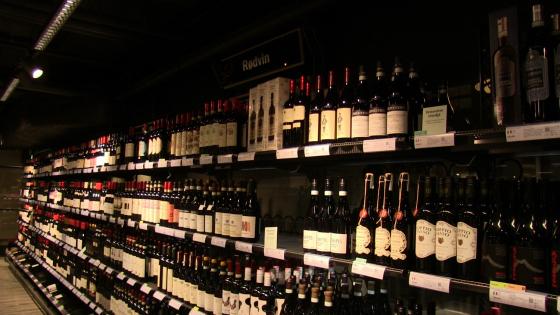 Bilde av vin i hylla på vinmonopolet