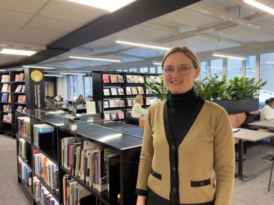 Hege Undem Store står i biblioteket i Pilestredet 48.