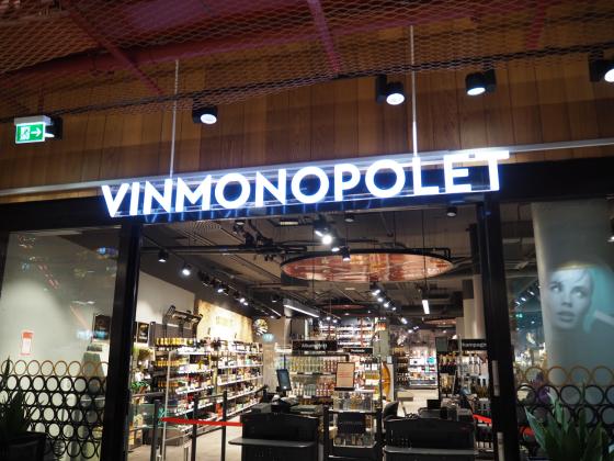 Skiltet til Vinmonopolet som henger over butikkinngangen