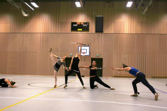 Drill utøvere i treningshall