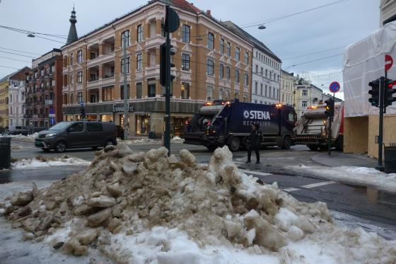 snødunge foran veikryss.