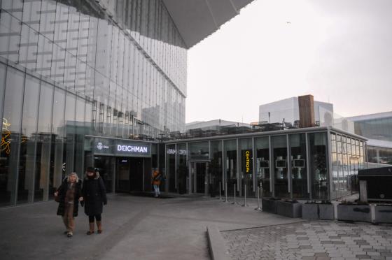 Inngangspartiet på Deichman Bjørvika en overskyet dag.