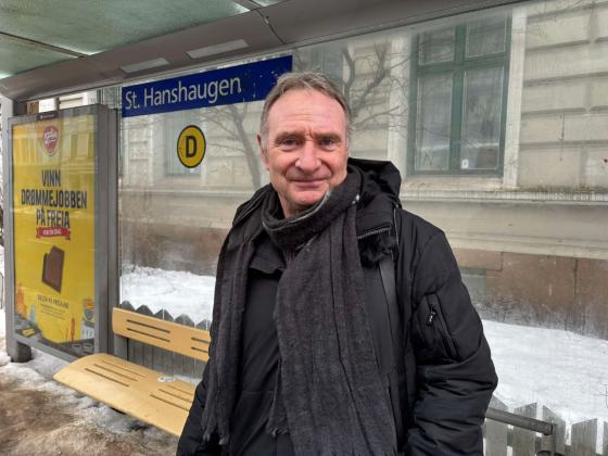 Mann i sort boblejakke på St. Hanshaugen busstopp