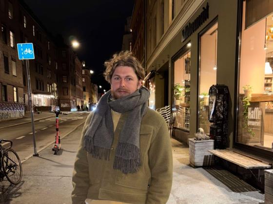 Mann med jakke og skjerf i Markveien