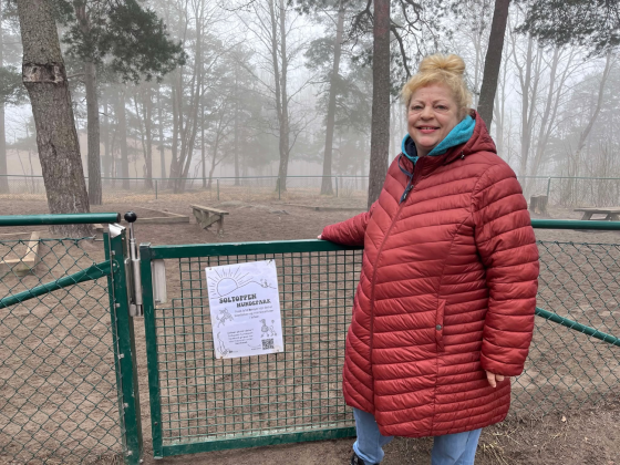 Maja Torvildsen som står foran hundeparken.