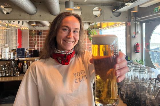 Marie Vesterlid er barsjef i Glassbaren, skåler mot kamera