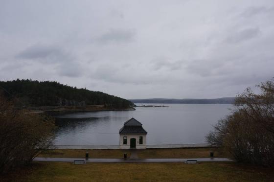 Et gammelt mottakshus i Hvervenbukta. Brukt som galleri, men tidligere tekjøkken for å ta imot gjester som Kongen.