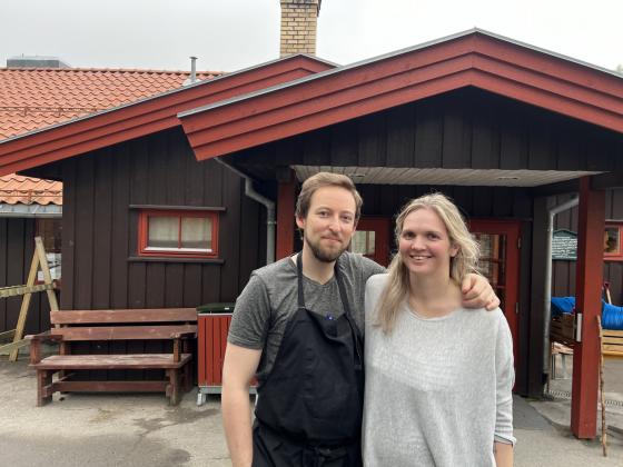 De nye driverne på Rustadsaga, Marte og Jonas, står forran sportsstuen. 