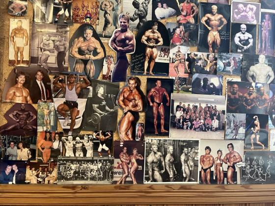 Veggen er dekket av bilder av bodybuildere