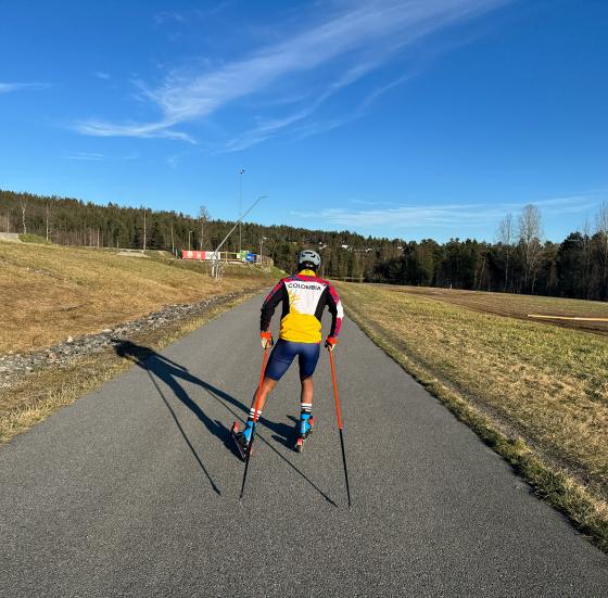 Santiago går på rulleski i den colombianske landslagsdrakten. Han trener på sin lokale treningsarena på Konnerud utenfor Drammen.