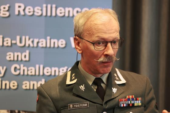 Mann med bart i militæruniform 