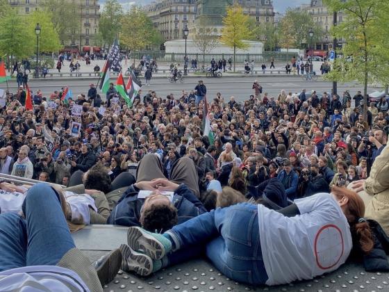 Franske journalister ligger på trappene foran operahuset i Paris.