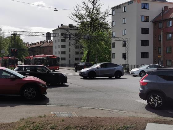 Mange biler kjører i et lyskryss