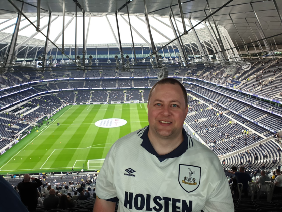 Bjørnar Valen med Tottenham-drakt med Tottenham Hotspur Stadium i bakgrunnen.